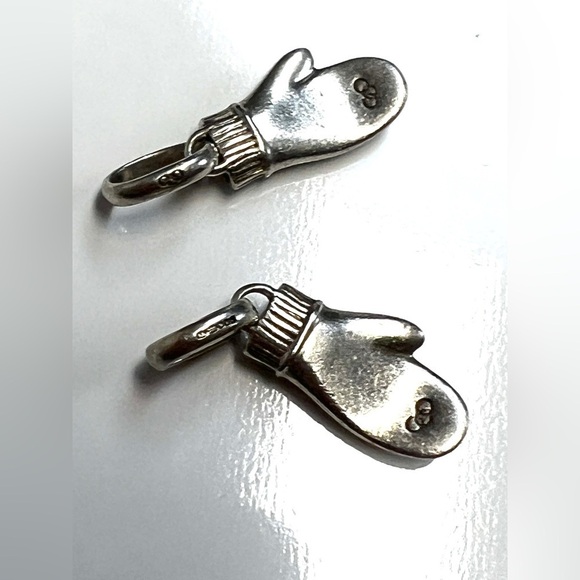 Links of London pair of heart mitten charms Sterling Silver. - Picture 5 of 5